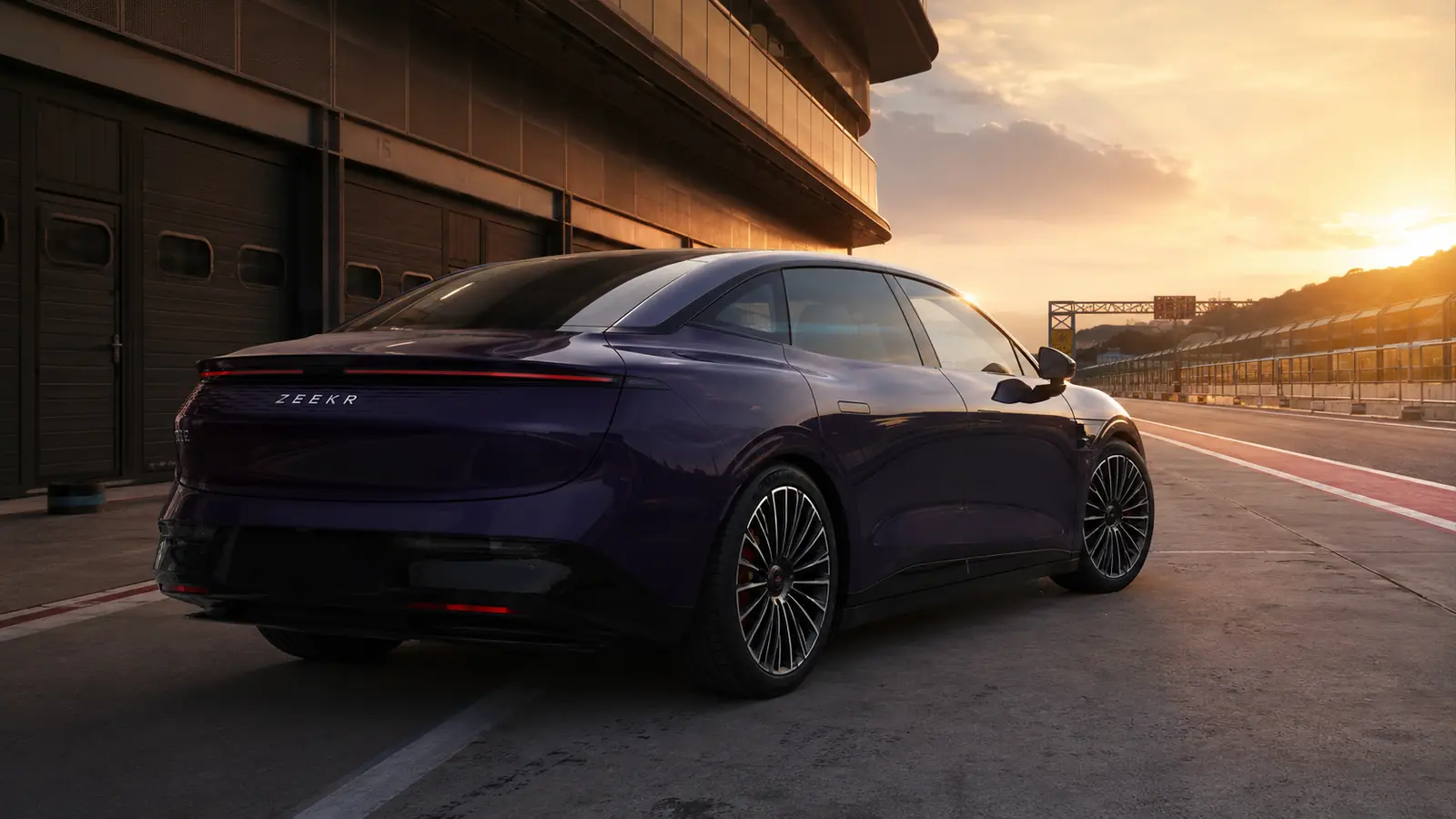 АВТО 1002217 фиолетовый Zeekr 007 крупно на вечернем автодроме