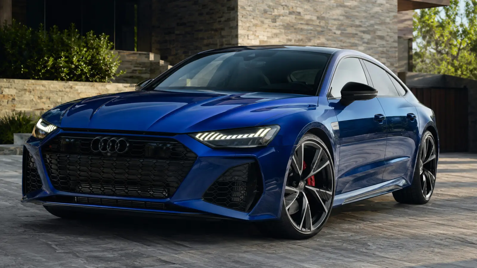 АВТО 1002953 синий Audi RS 7 очень крупно передний боковой ракурс в современном каменном дворе