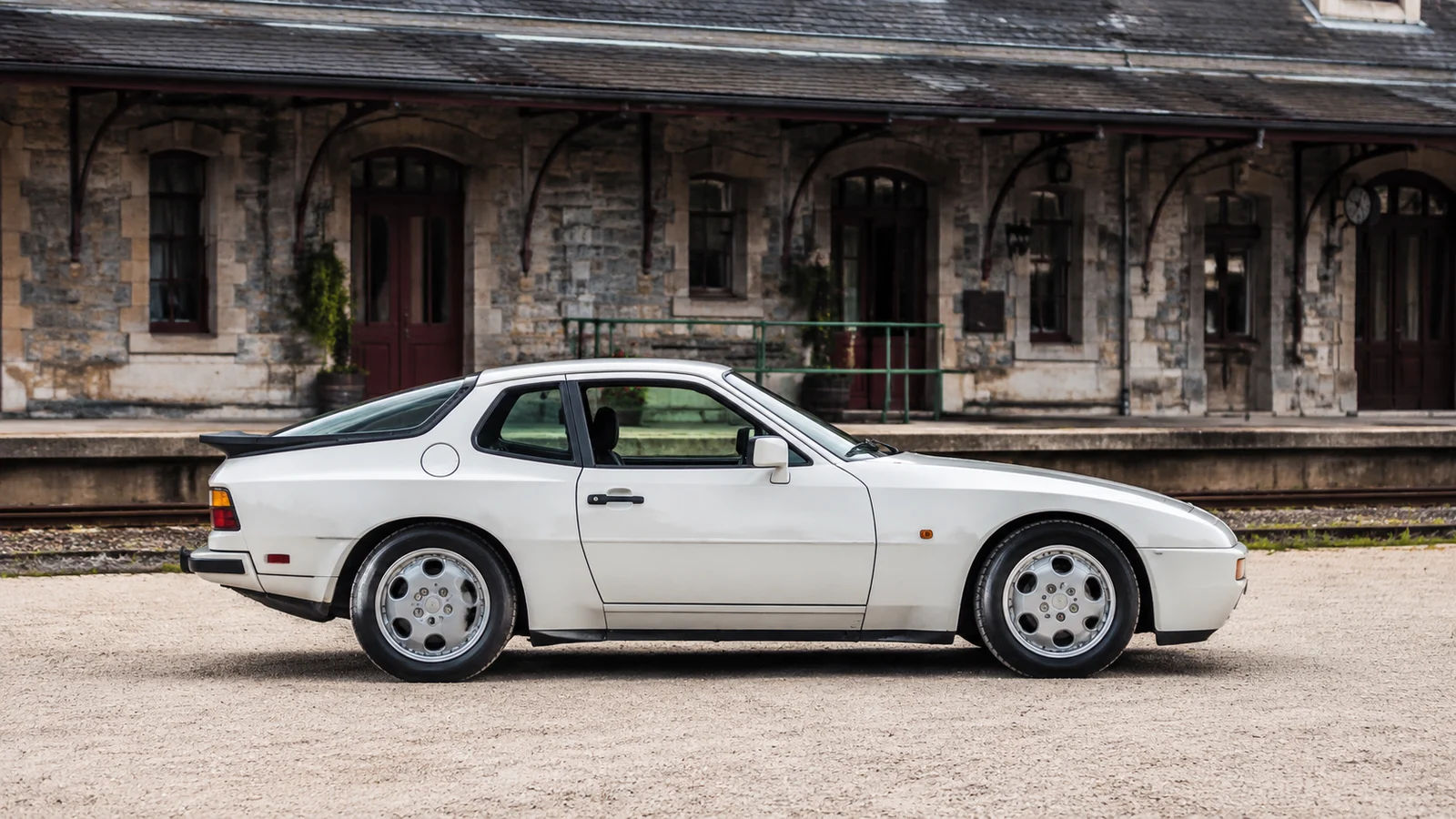 АВТО 1001233 белый Porsche 944 Turbo у европейского вокзала 80-х