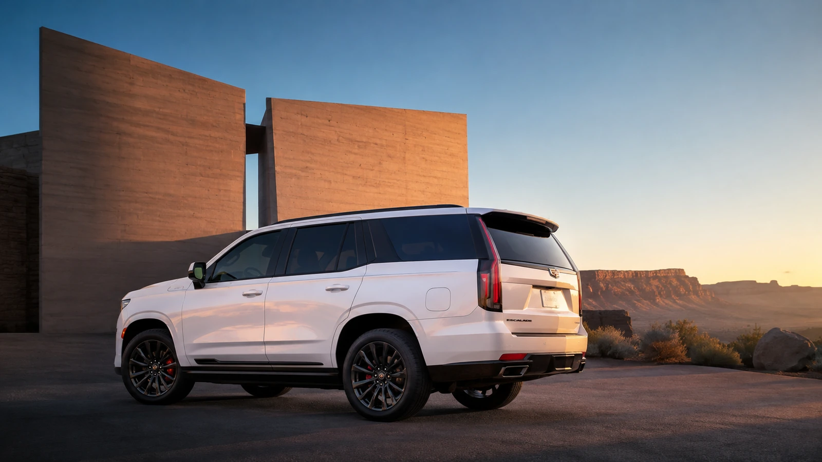 АВТО 1000791 белый Cadillac Escalade V у пустынной архитектуры