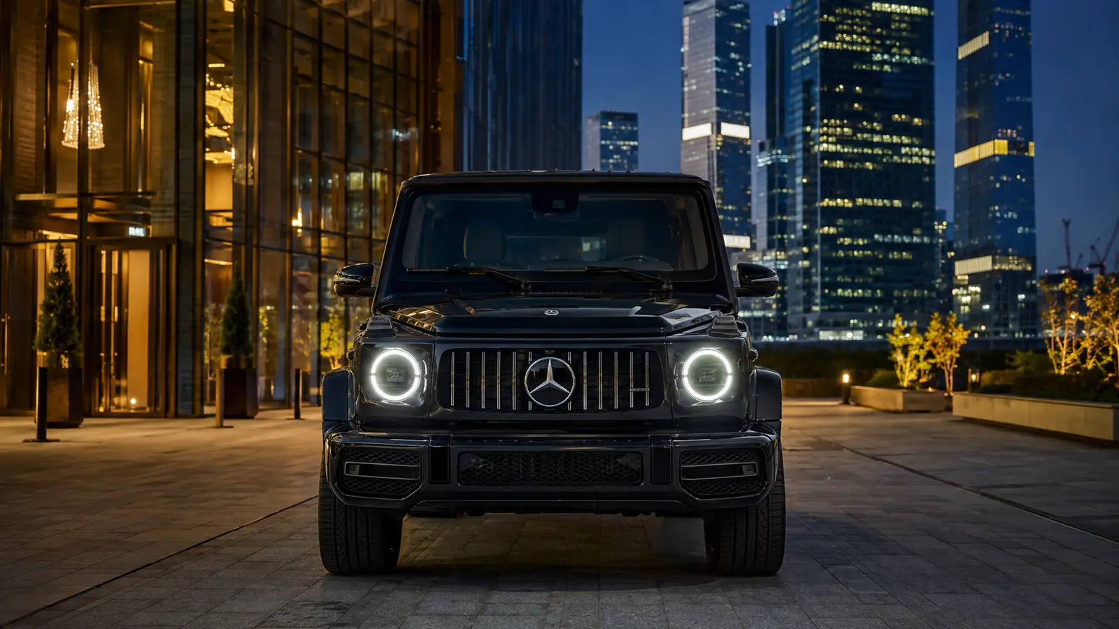 АВТО 1000557 чёрный Mercedes AMG G 63 строго спереди