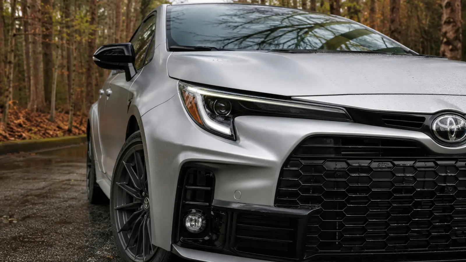 АВТО 1003299 серебристый Toyota GR Corolla крупно фара сбоку