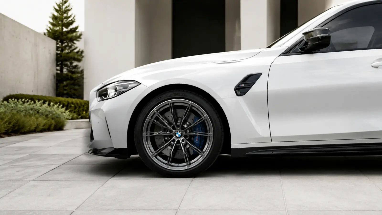 АВТО 1003094 жемчужно-белый BMW M3 G80 крупно премиальный кадр