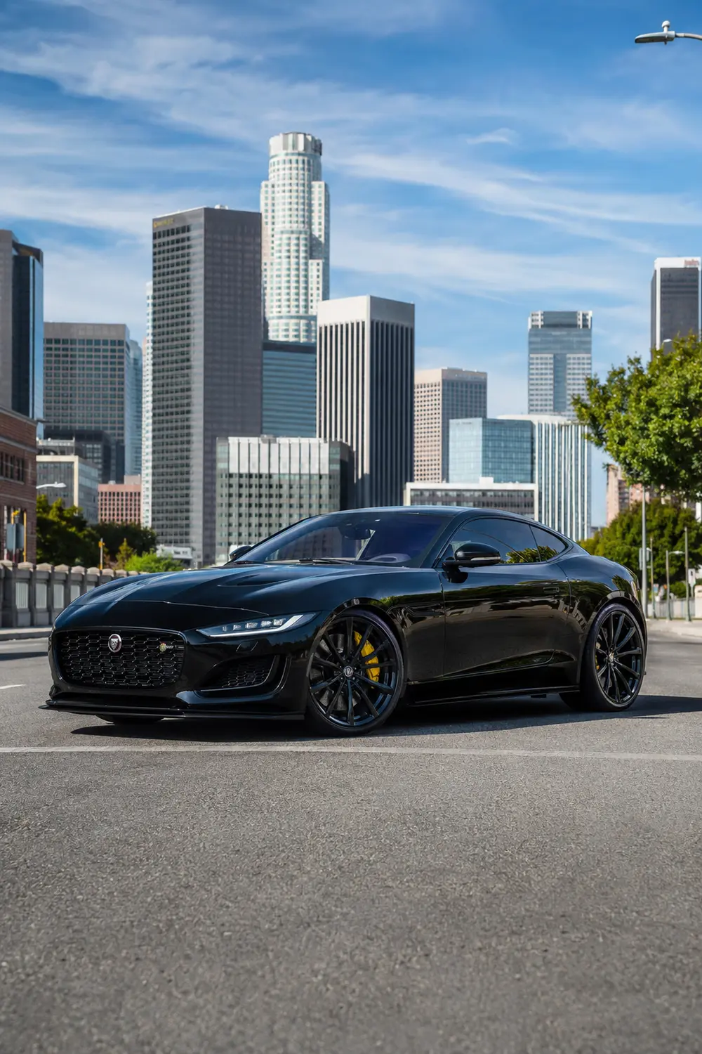 АВТО 1003742 чёрный Jaguar F-Type R в центре Лос-Анджелеса