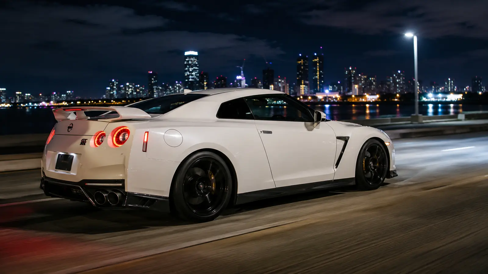 АВТО 1002256 белый Nissan GT-R крупно на ночной набережной