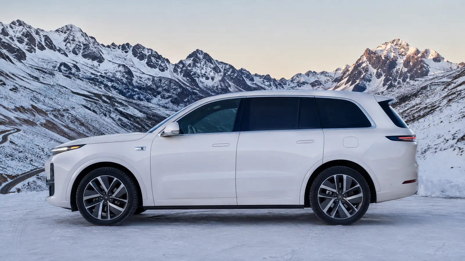 АВТО 1002302 белый Li Auto L9 крупно на заснеженном перевале