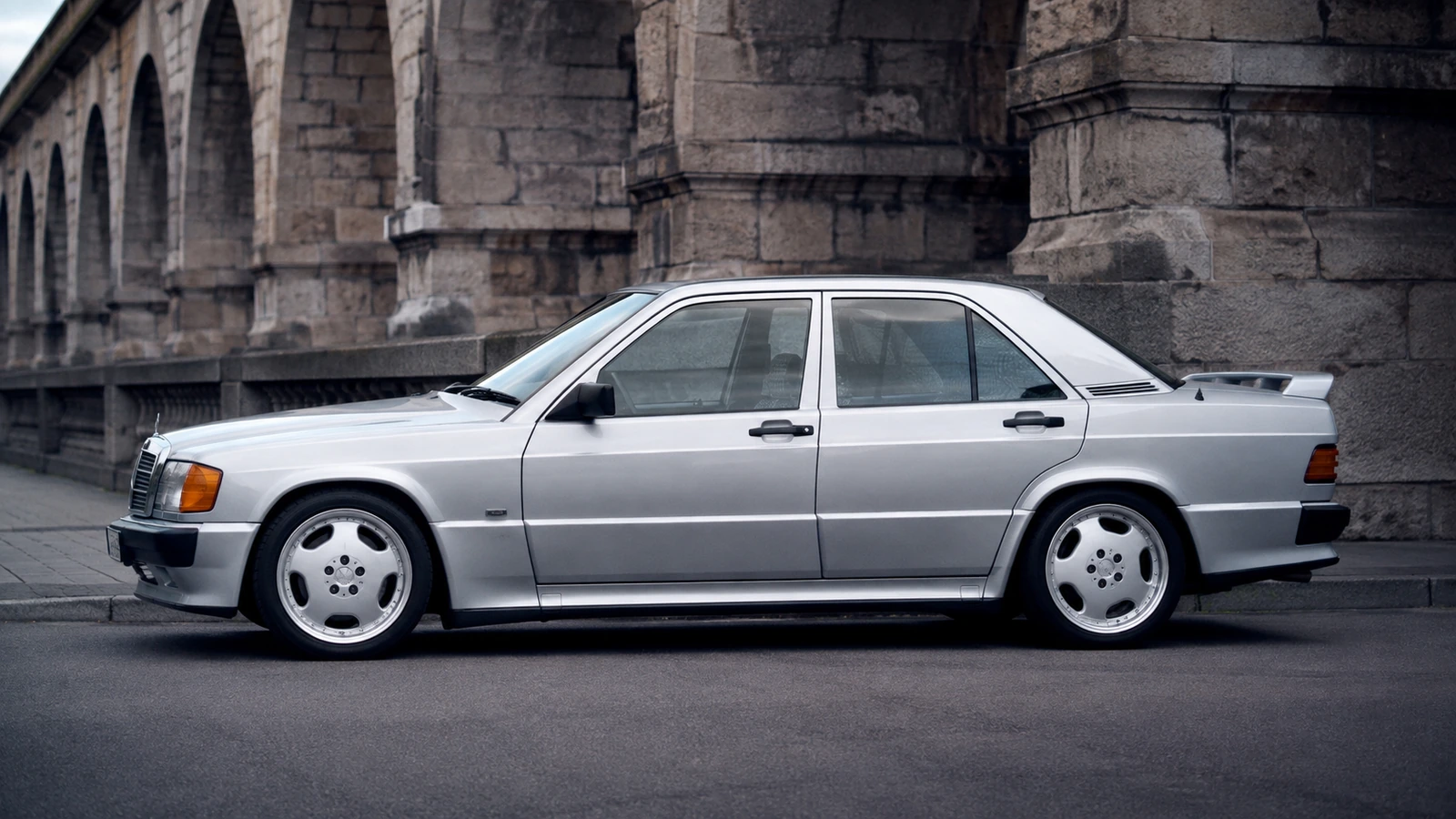 АВТО 1000793 серебристый Mercedes 190E у эстакады в стиле 90-х