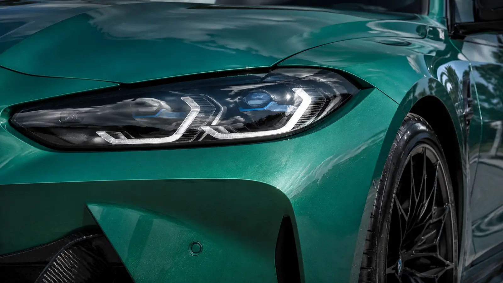 АВТО 1002355 тёмно-зелёный BMW M4 фара и крыло крупным планом