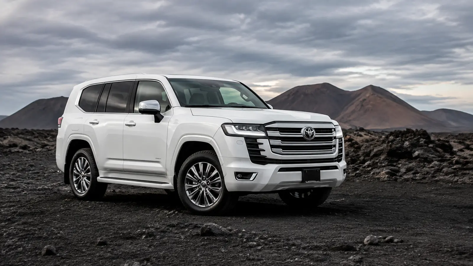 АВТО 1000667 белый Toyota Land Cruiser 300 среди чёрных скал
