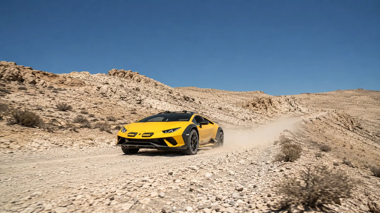 АВТО 1001986 жёлтый Lamborghini Huracan Sterrato в каменистой пустыне