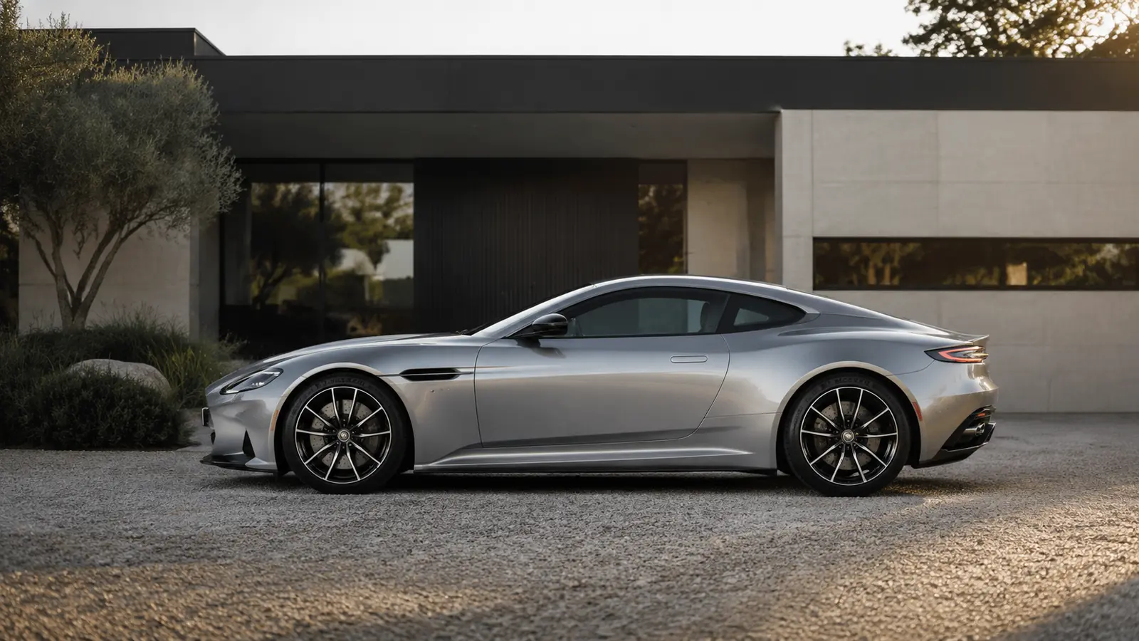 АВТО 1001029 серебристый Aston Martin DB12 у современного дома
