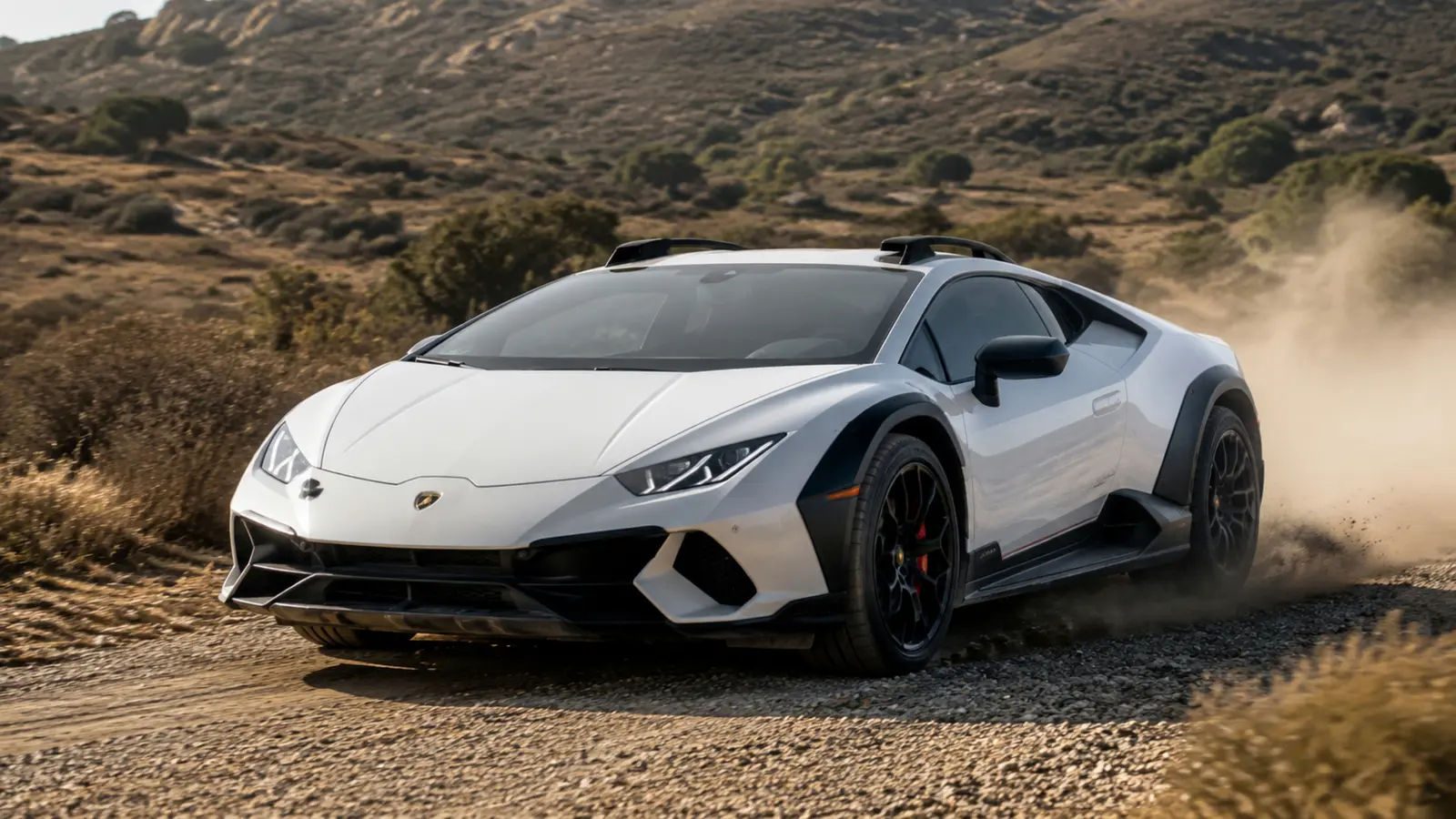 АВТО 1002890 белый Lamborghini Huracan Sterrato крупно на гравийной дороге