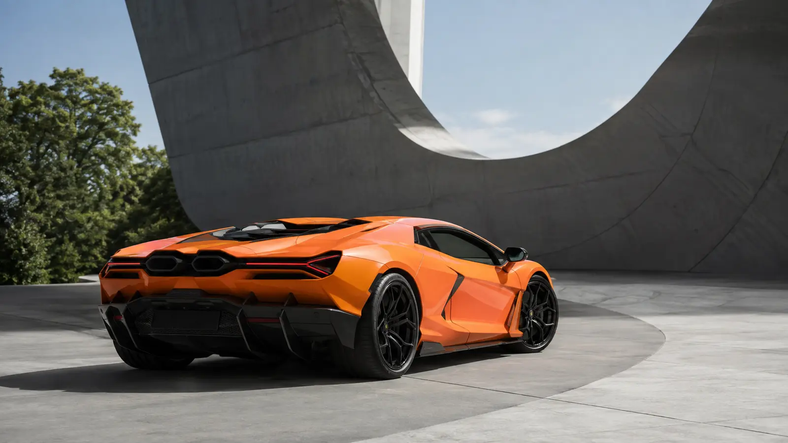 АВТО 1001338 Lamborghini Revuelto в бетонном скульптурном парке