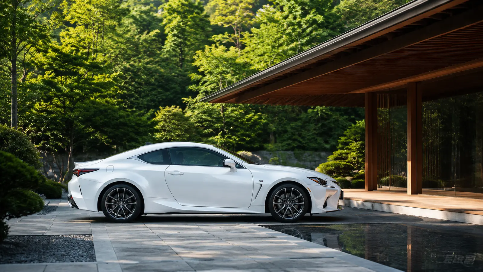 АВТО 1001368 Белый Lexus RC F у японского павильона