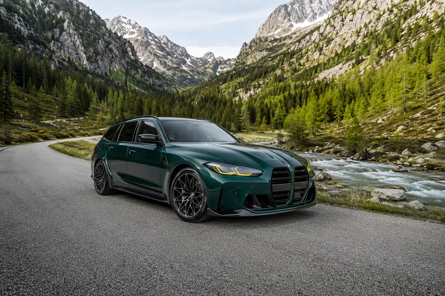 АВТО 1003615 зелёный BMW M3 Competition Touring у альпийской реки