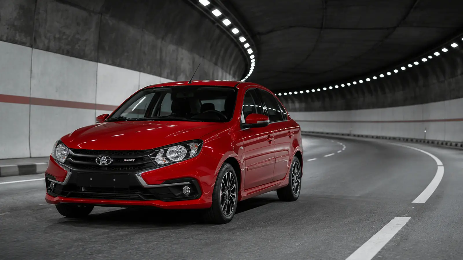 АВТО 1003345 ярко-красный Lada Granta Sport крупно передний три четверти в тоннеле