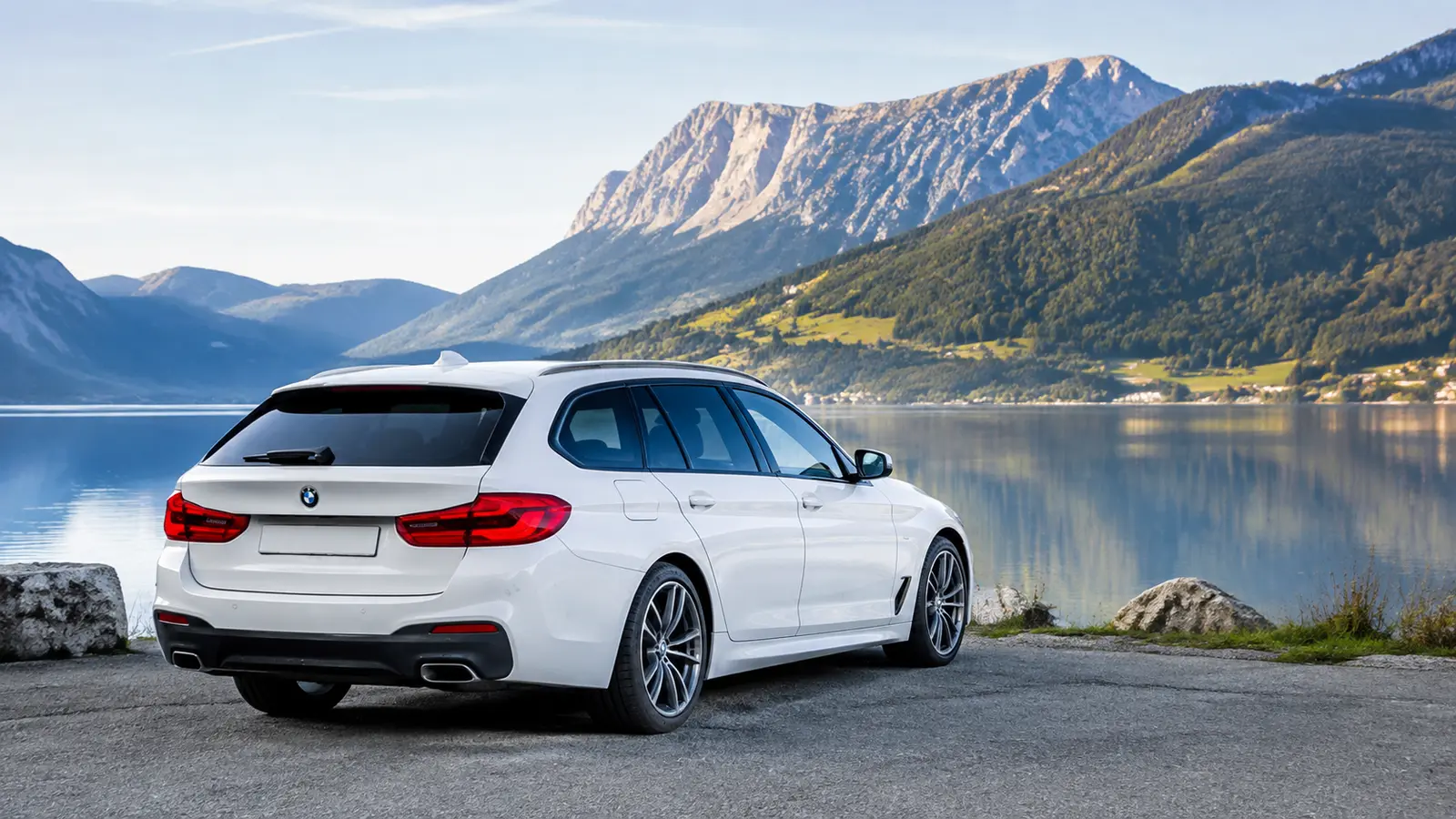 АВТО 1000633 белый BMW 5 Touring у озера