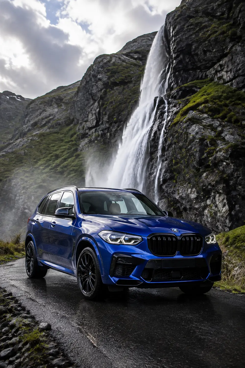 АВТО 1003639 синий BMW X5 M Competition у горного водопада