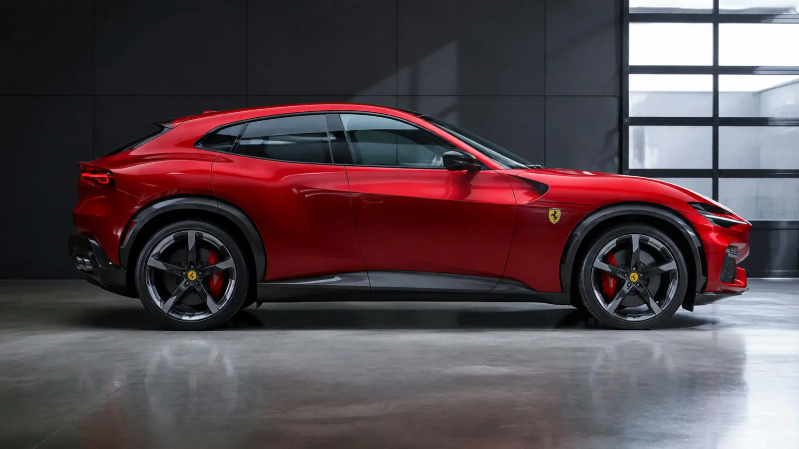 АВТО 1003032 красный Ferrari Purosangue крупный боковой профиль в чистом индустриальном пространстве