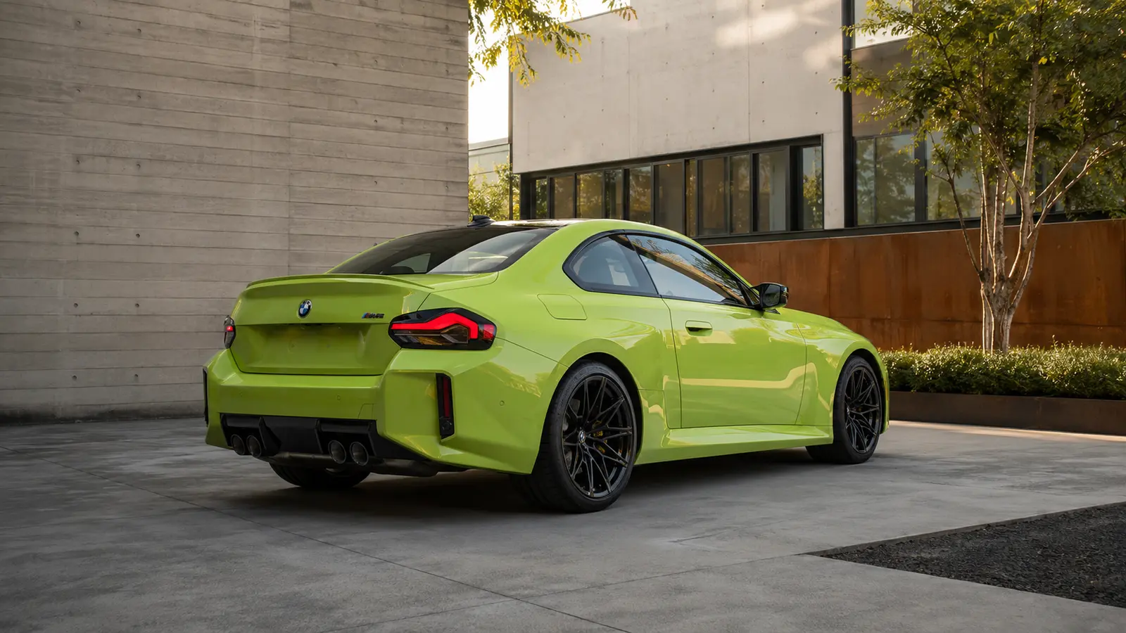 АВТО 1001345 Ярко-зелёный BMW M2 в индустриальном дворе