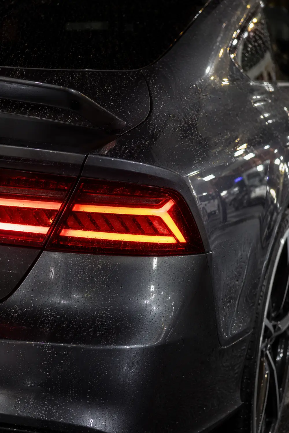 АВТО 1003952 художественный макро заднего фонаря Audi RS7