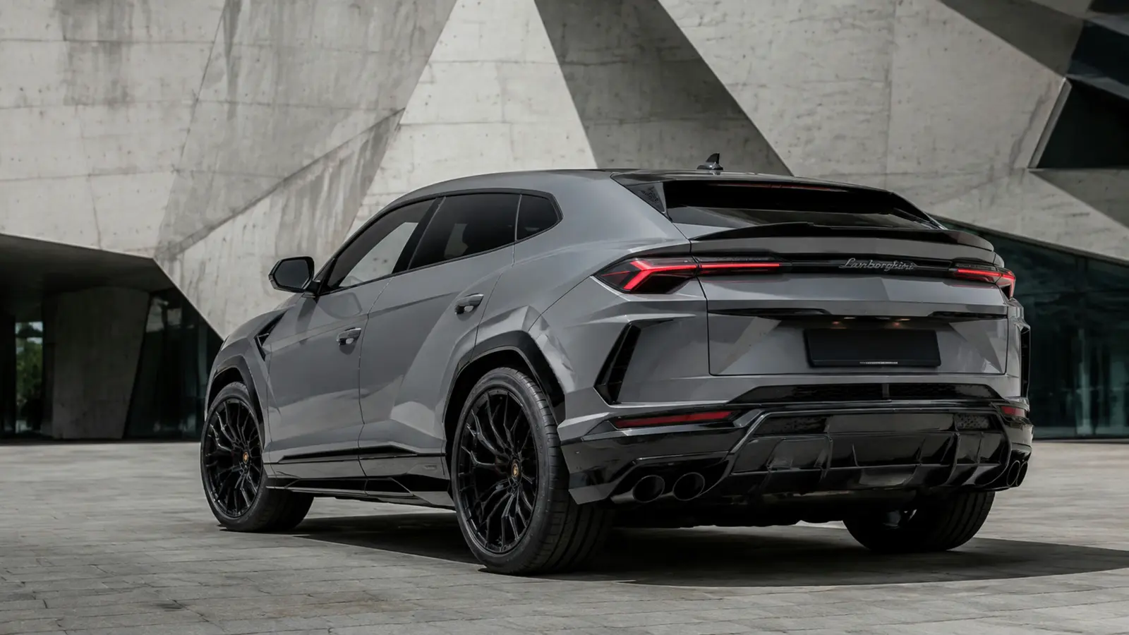 АВТО 1002840 серый Lamborghini Urus Performante крупно у городского музея