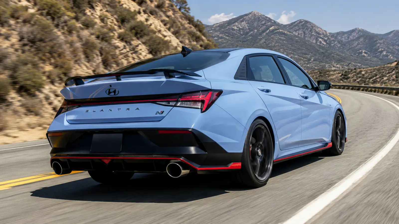 АВТО 1002932 голубой Hyundai Elantra N крупно на чистой горной дороге