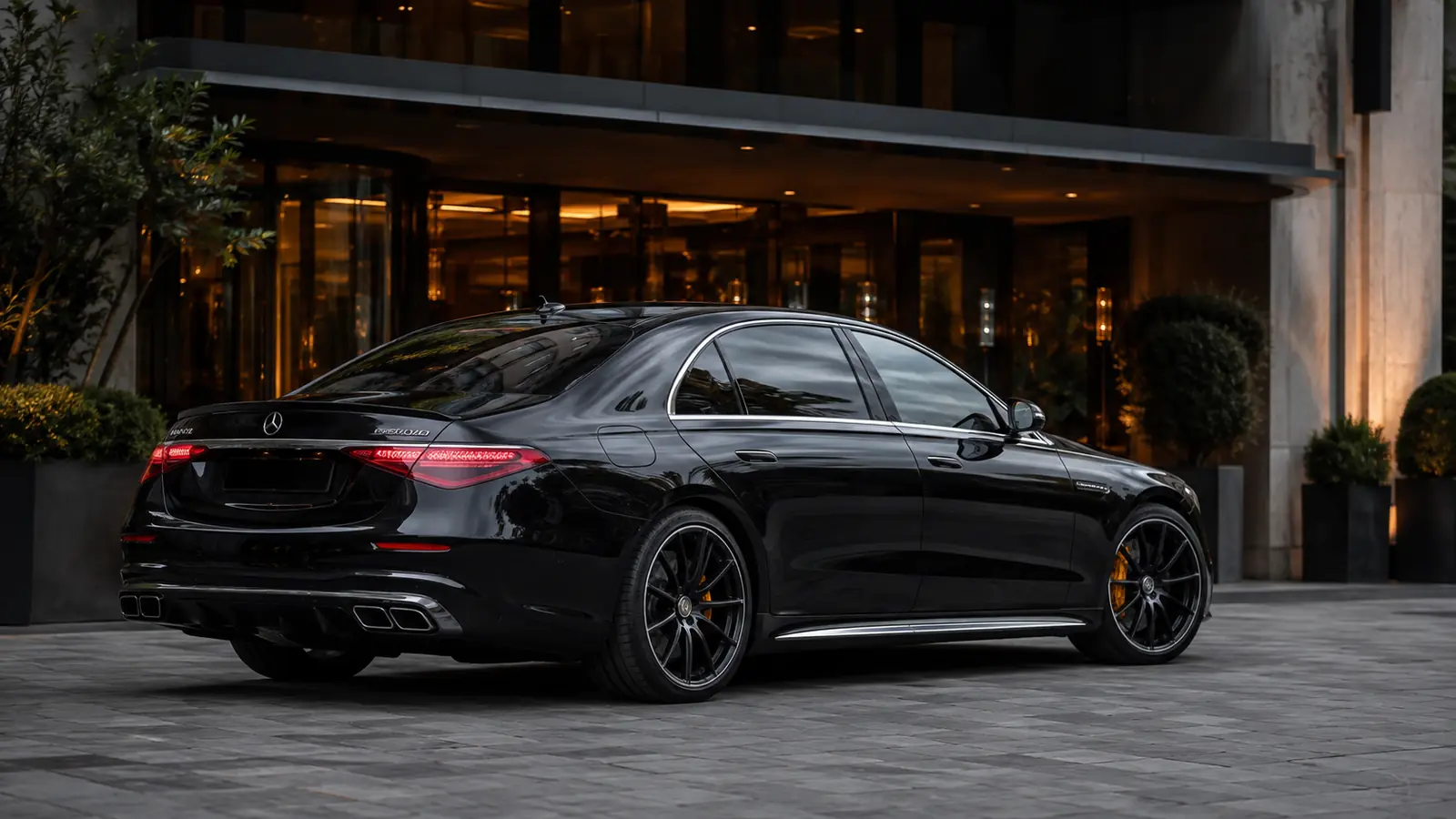 АВТО 1002376 чёрный Mercedes-AMG S 63 у премиального отеля
