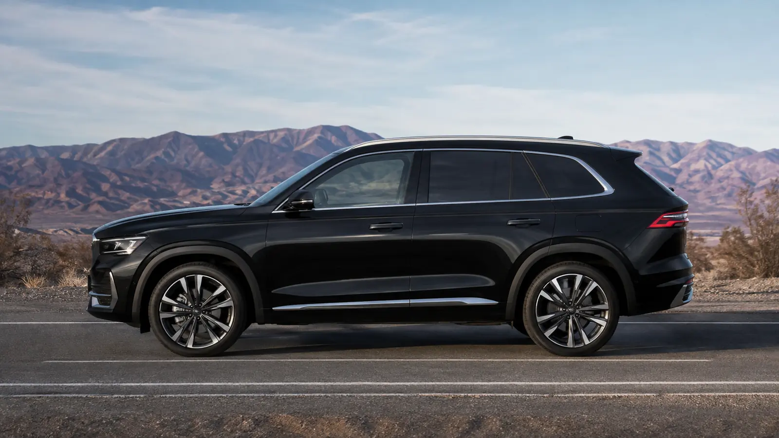 АВТО 1002340 чёрный Geely Monjaro крупно на пустынной дороге