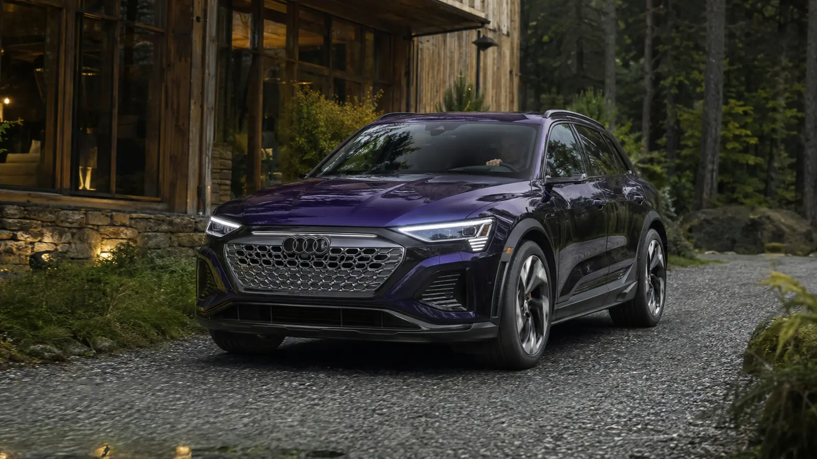 АВТО 1002551 фиолетовый Audi Q8 e-tron Dakar у лесного эко-отеля