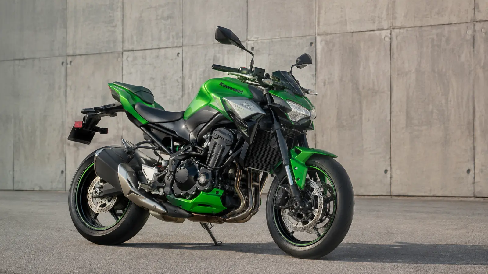АВТО 1000646 зелёный Kawasaki Z900 у индустриальной стены