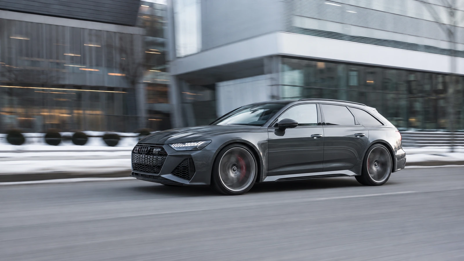 АВТО 1000710 серый Audi RS6 Avant в движении по северному городу