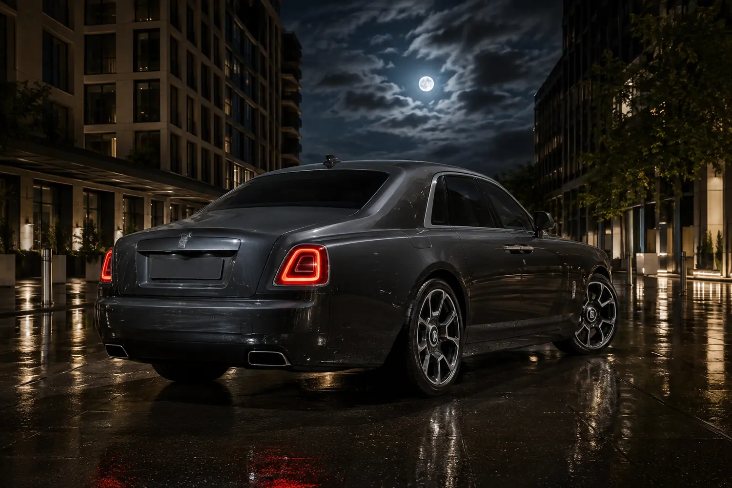 АВТО 1003821 серый Rolls Royce Ghost в ночном Лондоне