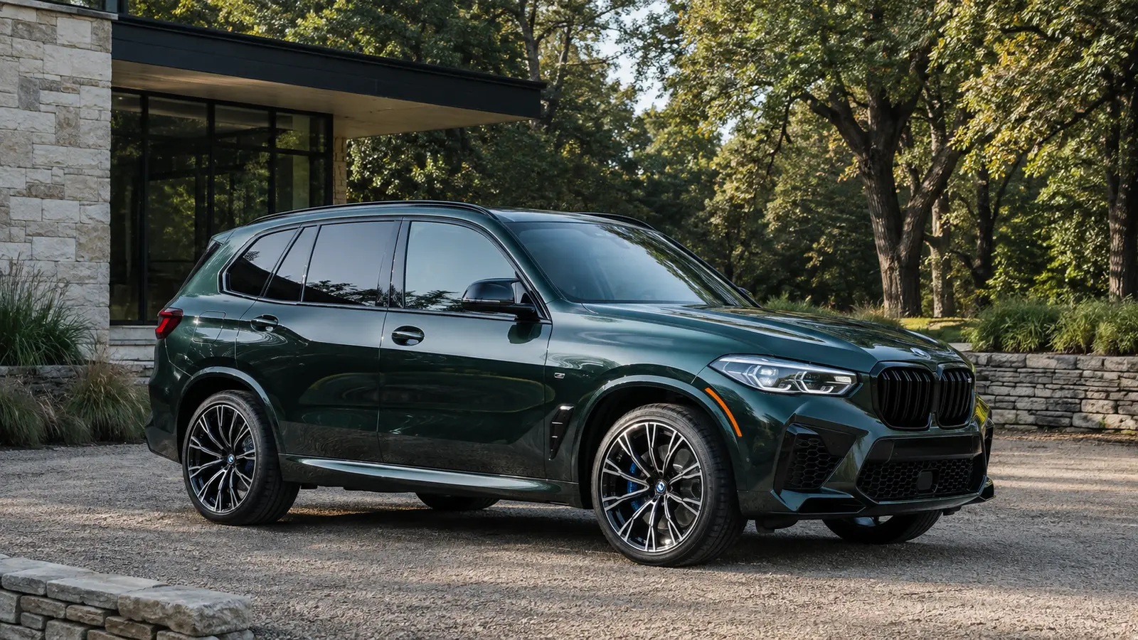 АВТО 1000298 тёмно-зелёный BMW X5 M Competition у современного дома