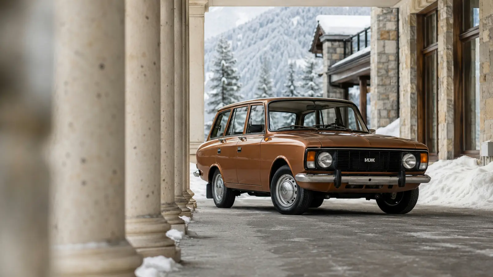 АВТО 1003358 бронзовый IZH 2125 Kombi faithfully restored целиком телеобъективом через колоннаду
