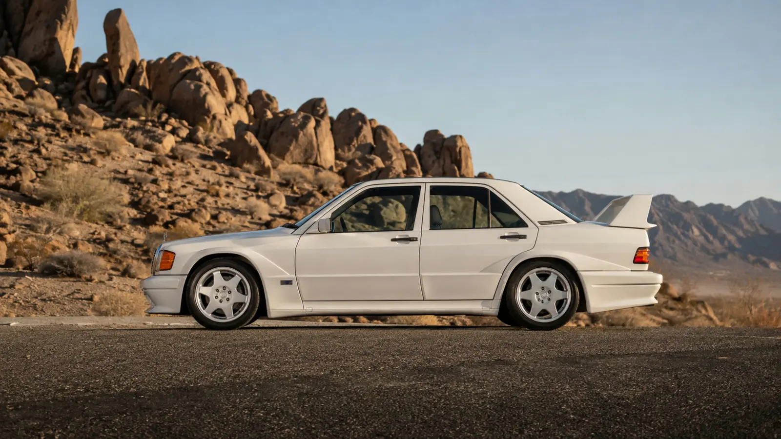 АВТО 1003364 жемчужно-белый Mercedes-Benz 190E 2.5-16 Evolution II целиком на гребне рельефа