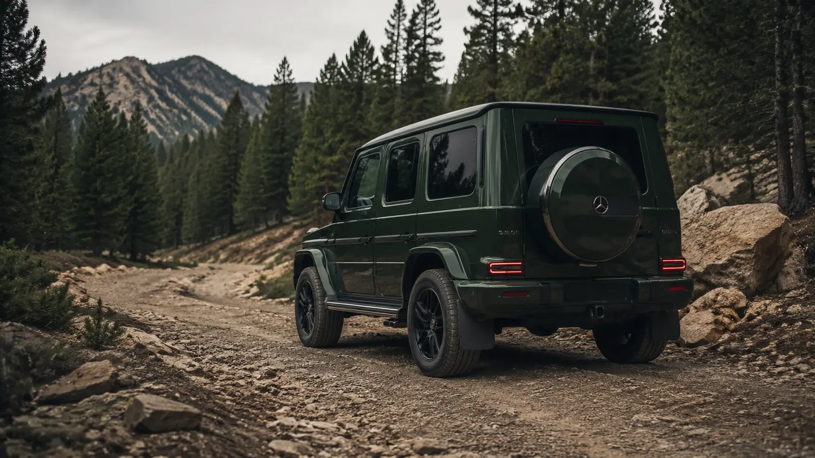 АВТО 1000657 зелёный Mercedes G-Class на лесной дороге