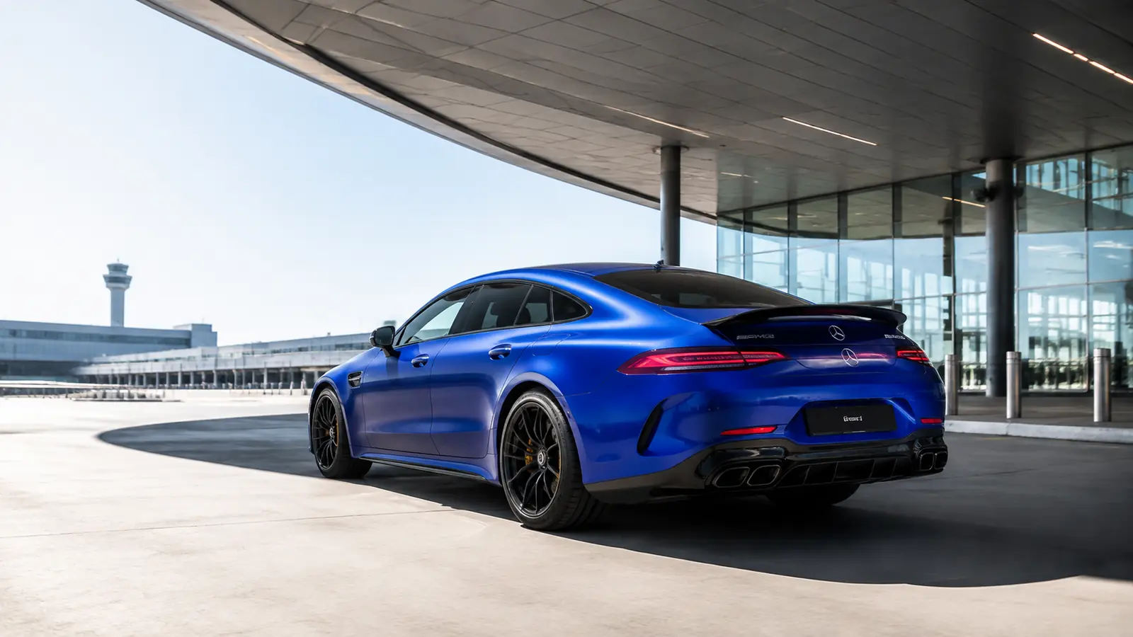 АВТО 1001391 синий Mercedes-AMG GT 63 у современного аэропорта