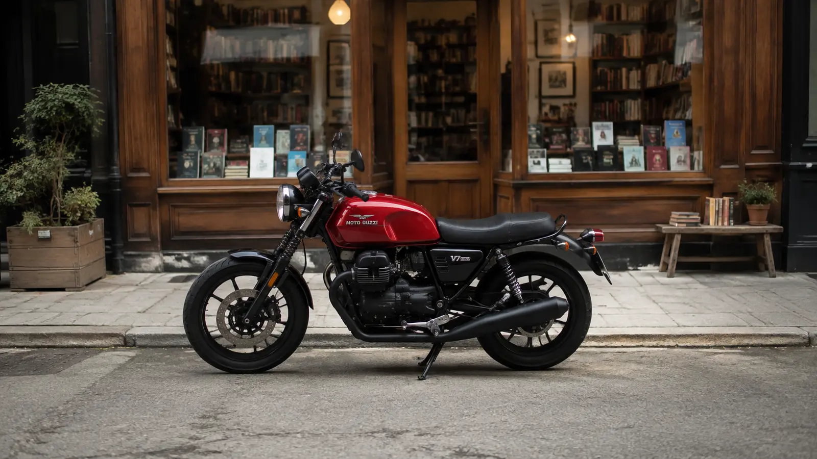 АВТО 1001480 Красный Moto Guzzi V7 у книжного магазина