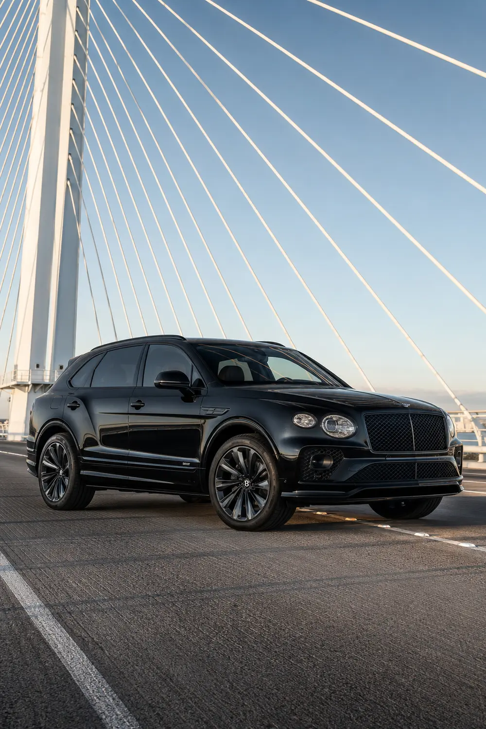 АВТО 1003803 чёрный Bentley Bentayga Speed на подсвеченном мосту