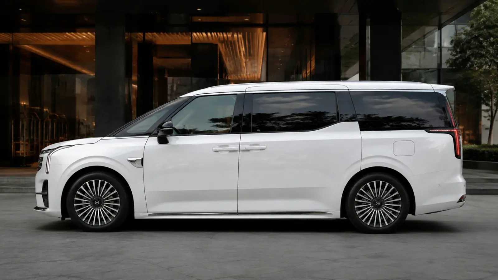 АВТО 1002874 белый Zeekr 009 крупным профилем у делового отеля