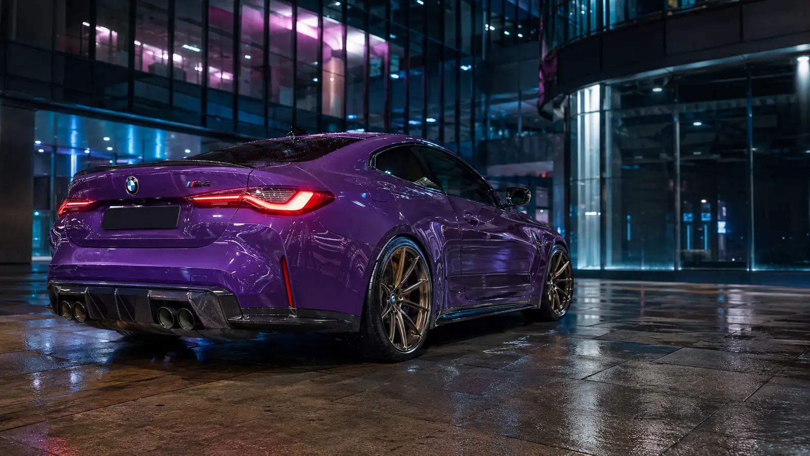АВТО 1001992 фиолетовый BMW M4 в неоновом деловом квартале