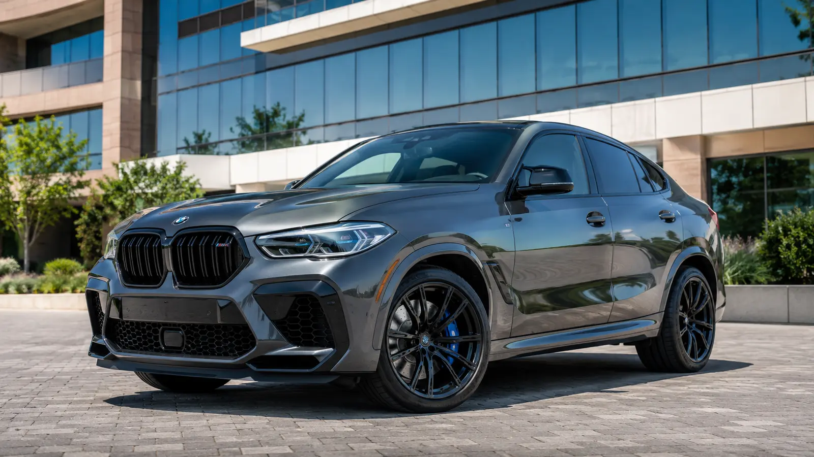 АВТО 1000408 серый BMW X6 M у делового центра