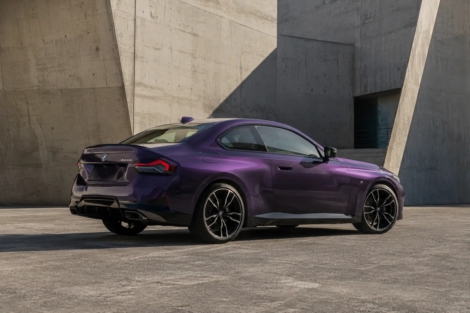 АВТО 1003823 фиолетовый BMW M240i у бруталистского музея