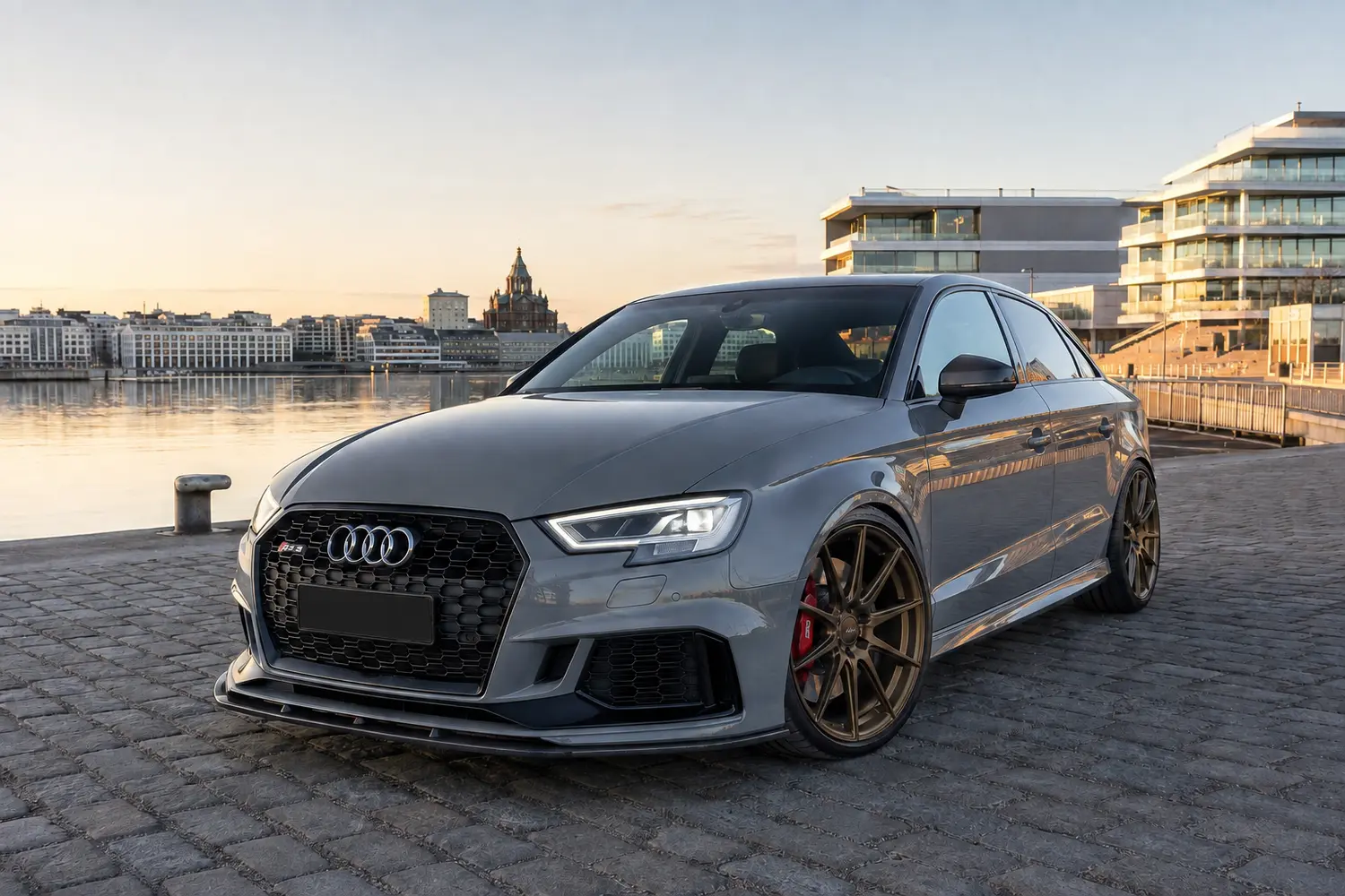 АВТО 1003929 серая Audi RS3 8V на рассветной набережной Хельсинки