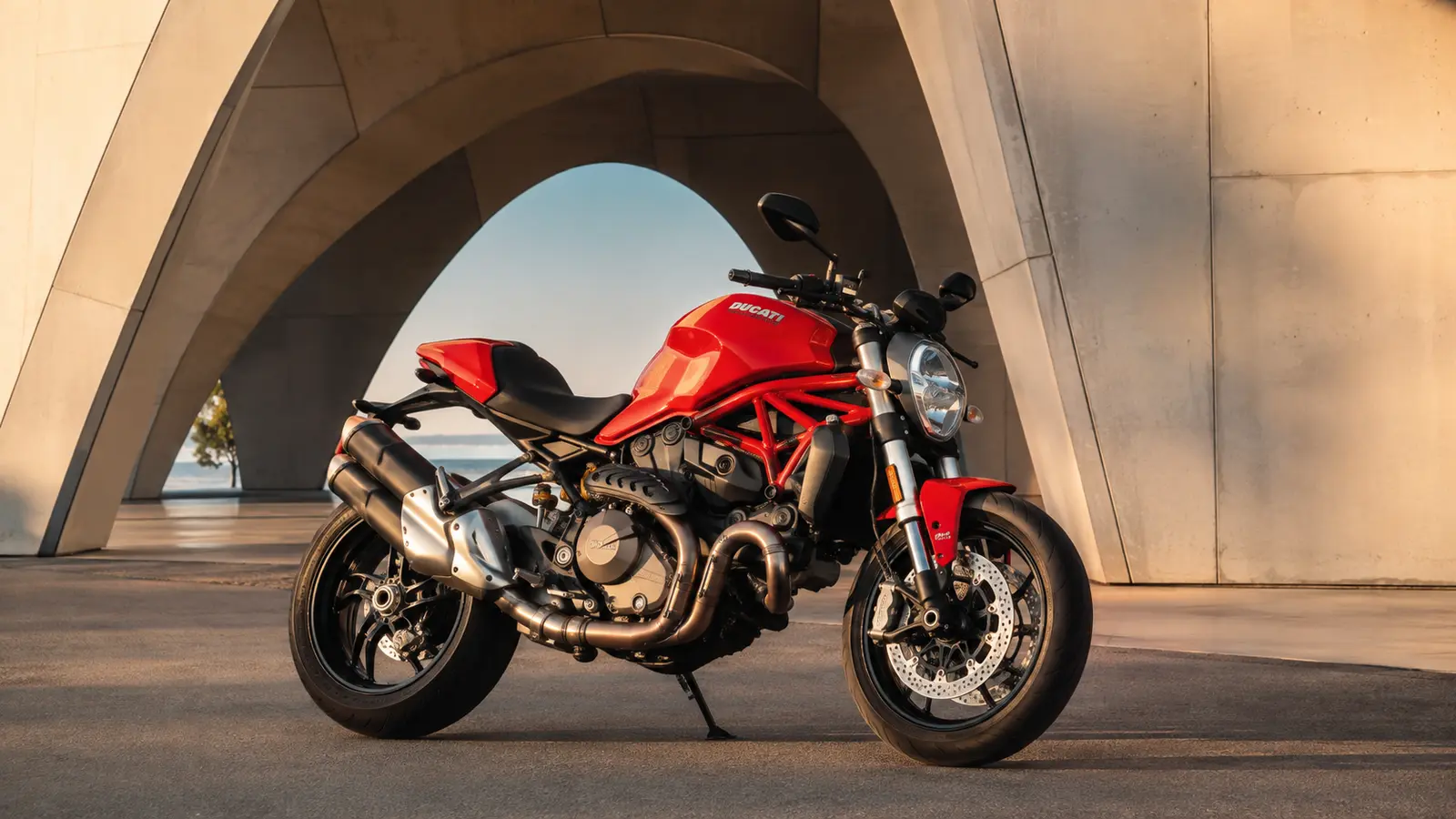 АВТО 1000498 красный Ducati Monster у архитектурной арки