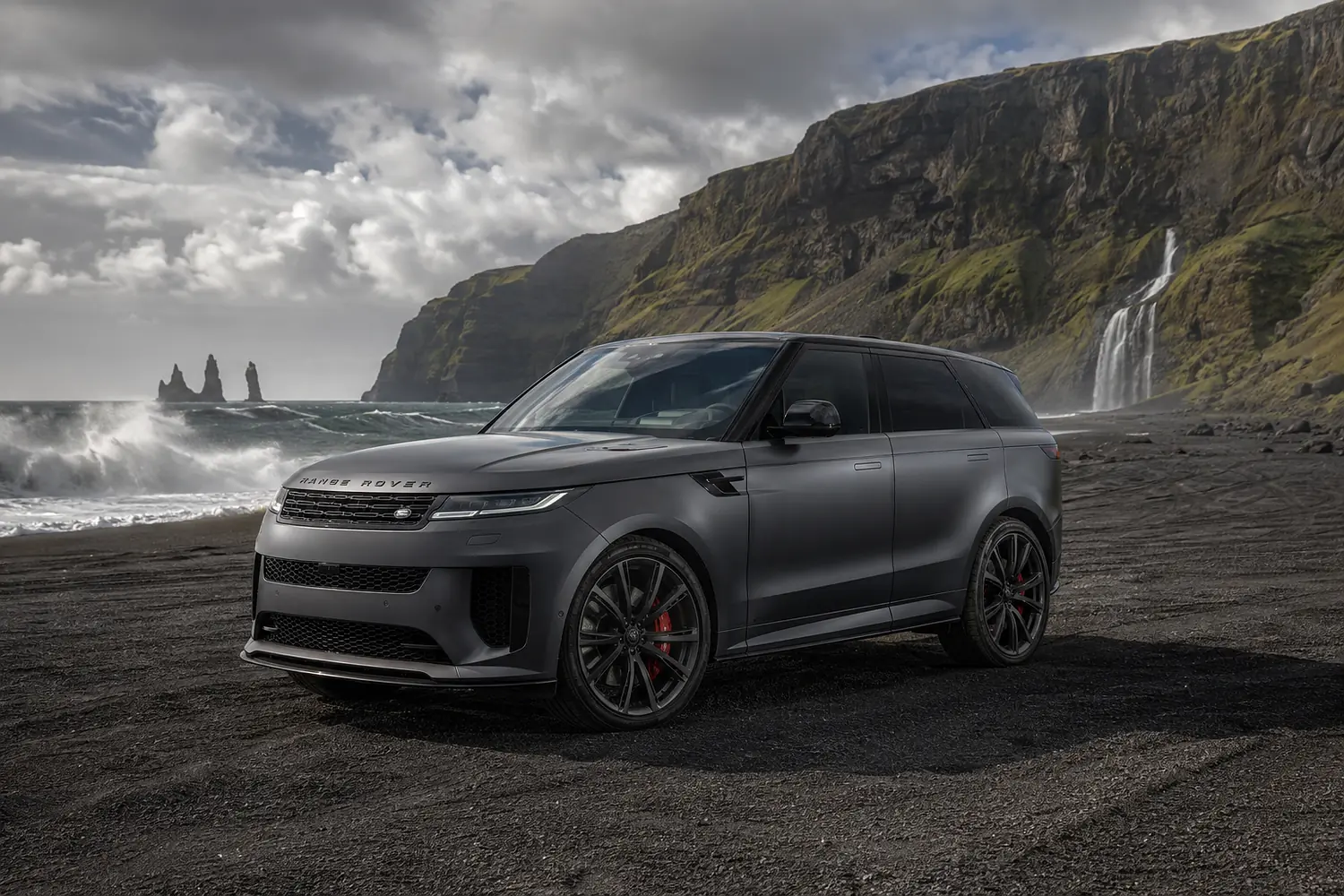 АВТО 1003668 серый Range Rover Sport SV на вулканическом берегу