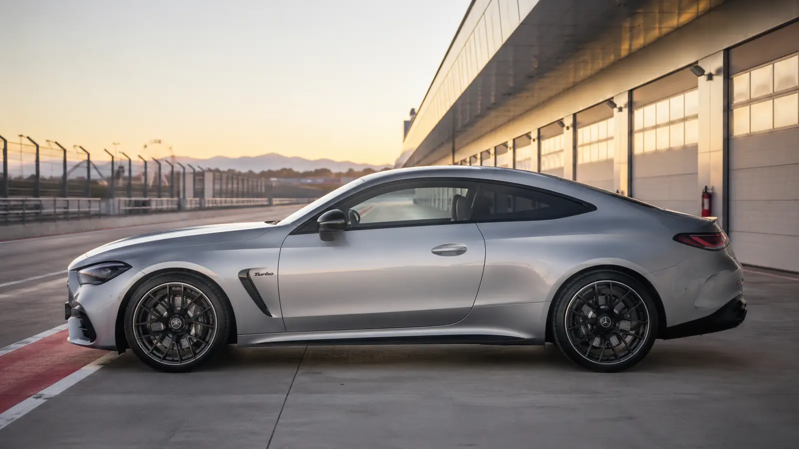 АВТО 1002214 серебристый Mercedes-AMG CLE 53 крупно на вечернем автодроме