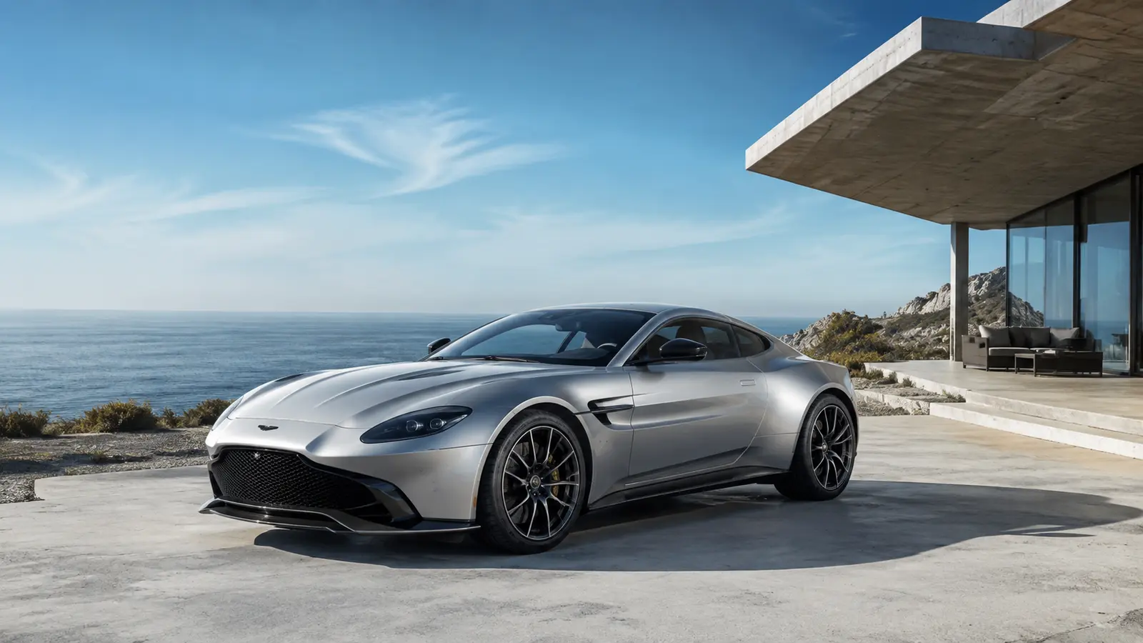 АВТО 1001499 Серебристый Aston Martin Vantage у дома на утёсе