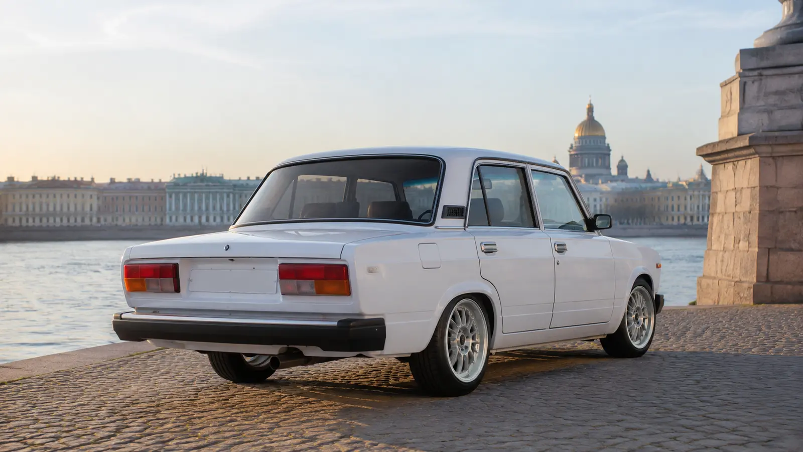 АВТО 1000641 белая Лада 2107 на набережной